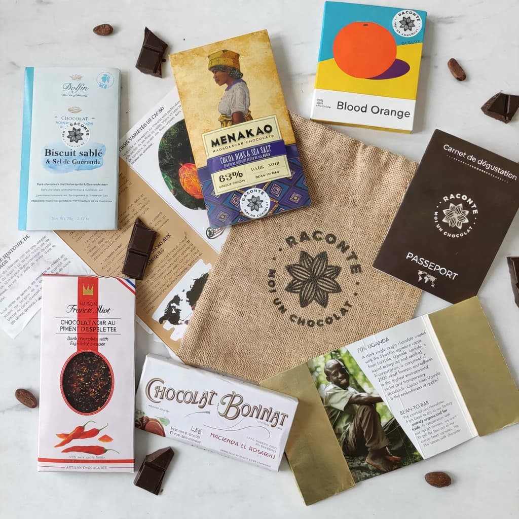 Offrez des chocolats du monde entier. Chocolats d'origine et bean-to-bar, ce coffret est composé de 6 tablettes de tablettes artisanales accompagnées d'un carnet de voyage.