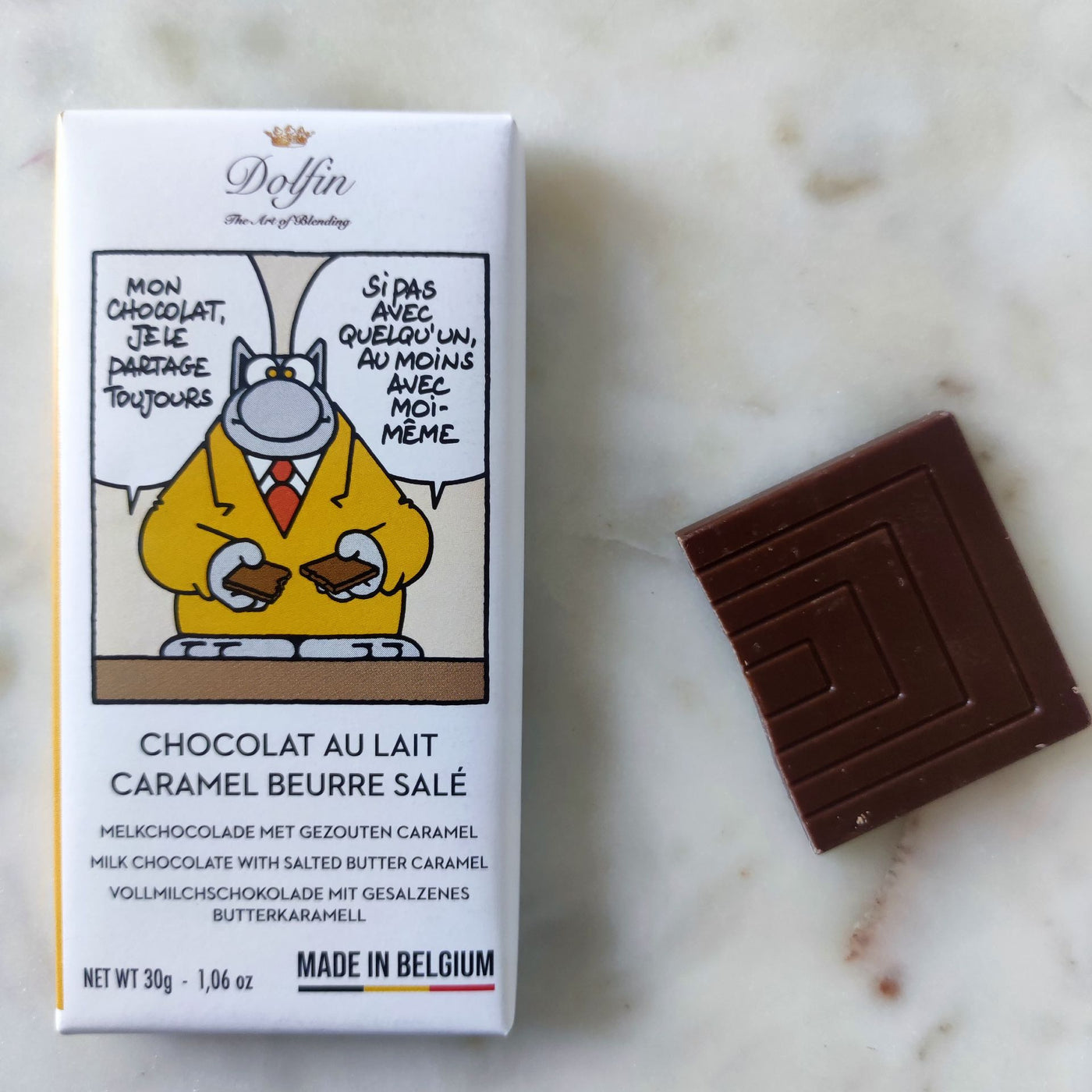 Savourez la mini tablette Dolfin x Le Chat de Philippe Geluck : chocolat au lait belge onctueux et caramel beurre salé, 30 g de douceur fondante et d’humour à croquer.