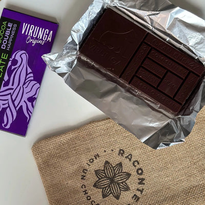 Coffret chocolats noirs durables et éthiques. Pochons toile de jute éthiques. Soutien à l'emploi des personnes handicapées. Marques engagées : Virunga Origins, Original Beans, Labooko. Chocolats Bean-to-Bar, bio, vegan. Congo 63% : fruits secs, moka ; Tanzanie 70% : caramel, orange, éclats fèves torréfiées ; Belize 82% : amertume, noisettes, épices, fruits confits