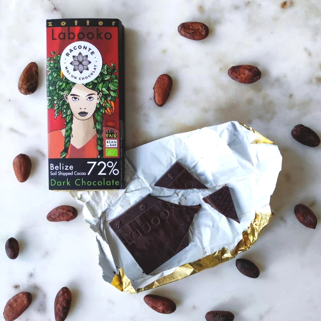 Coffret chocolat noir original et raffiné : 9 tablettes noires d’exception du monde entier + passeport de dégustation pour voyager et savourer autrement.