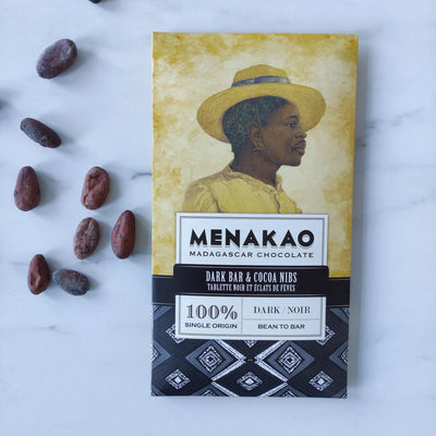 Tablette de chocolat noir Bean-to-bar de l'artisan chocolatier Menakao. Une plaquette de chocolat 100% cacao de qualité single origin et originaire de Madagascar