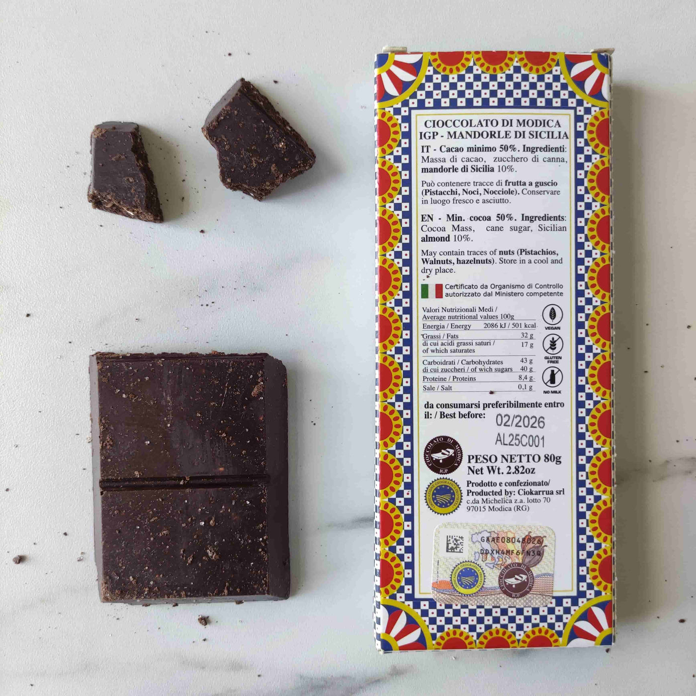 Un chocolat noir brut et croustillant, fabriquée à froid, texture granuleuse, éclats d’amandes locales