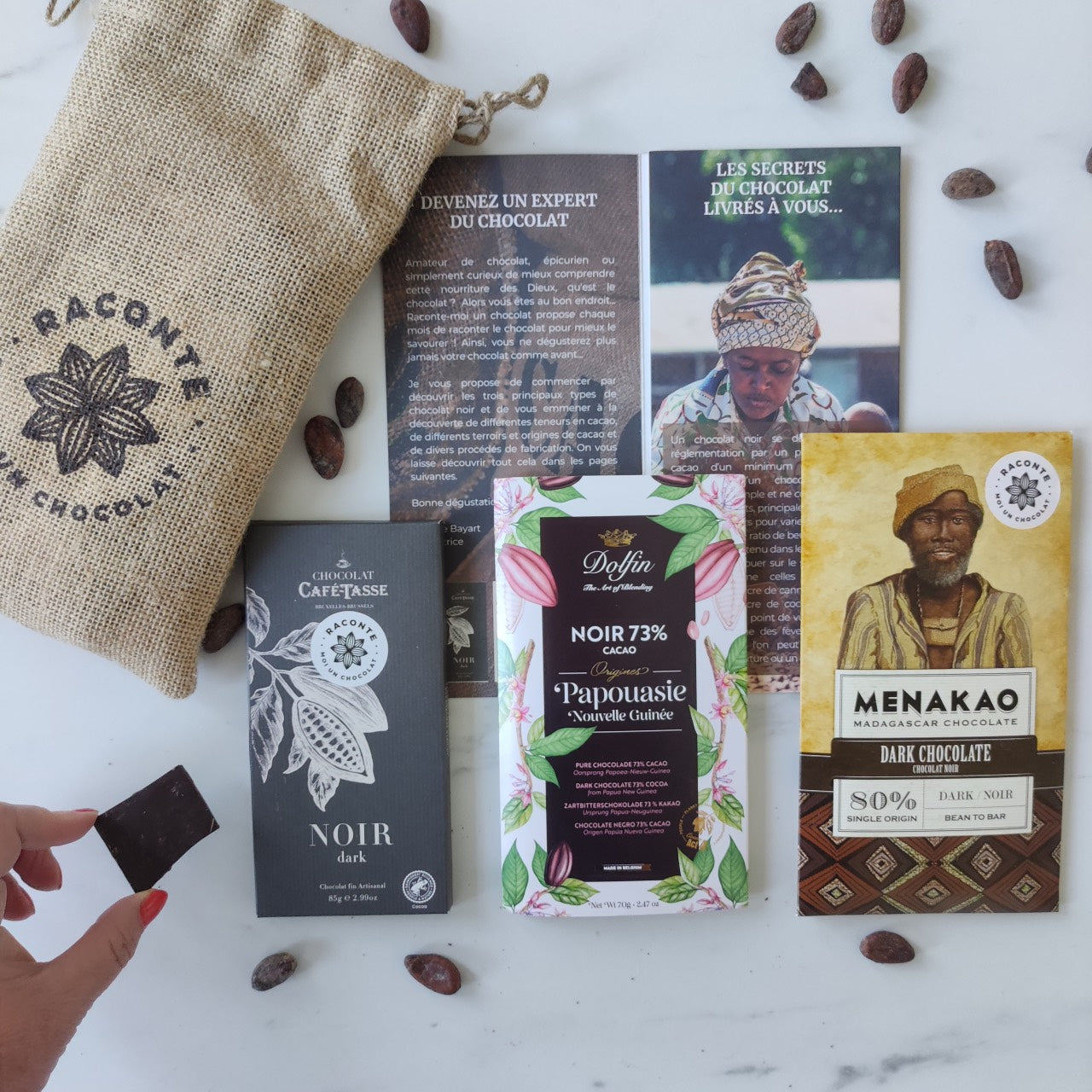 Coffret composé de trois tablettes de chocolat. Disposé dans un pochon éthique et imprimé à l'eau. Le tout vous permettra de faire voyager vos papilles, en apprenant à déguster votre carré de chocolat noir. 