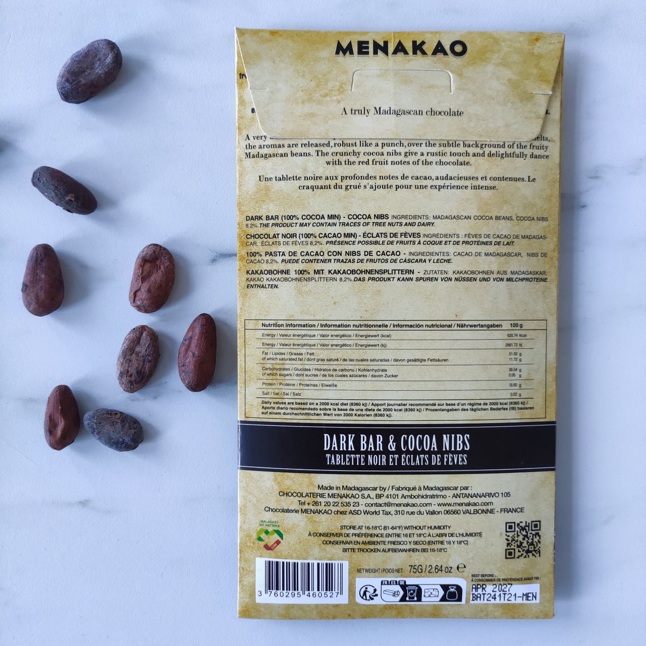 tablette de chocolat noir 100% de cacao bean-to-bar originaire de Madagascar. Une plaquette de chocolat noir avec des éclats de fèves de cacao réalisé par l'artisan chocolatier Menakao