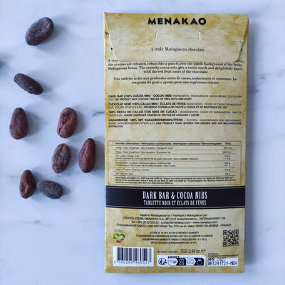 tablette de chocolat noir 100% de cacao bean-to-bar originaire de Madagascar. Une plaquette de chocolat noir avec des éclats de fèves de cacao réalisé par l'artisan chocolatier Menakao