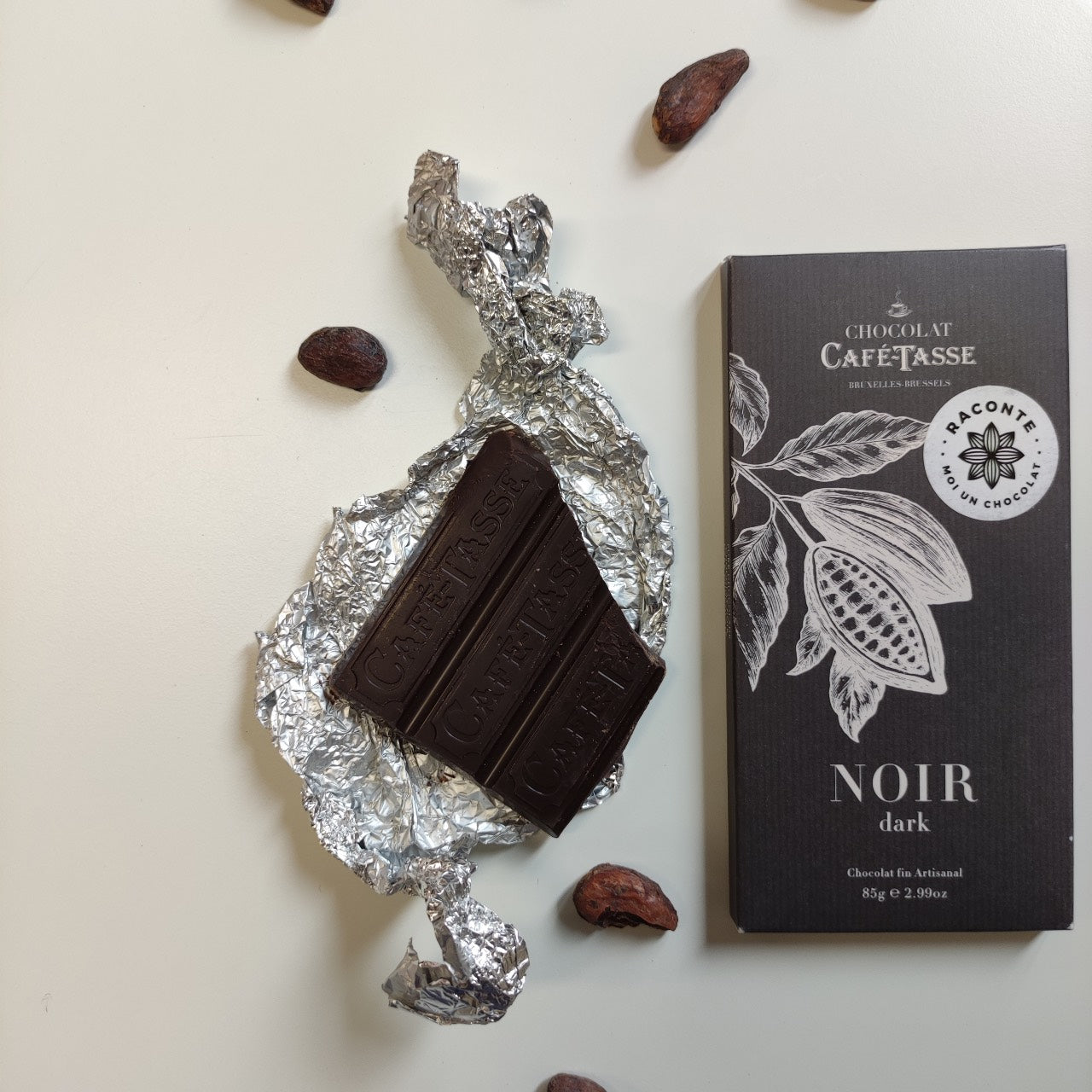 Une tablette de chocolat noir intense, qui vous permettra de découvrir pleinement les arômes du cacao, et le goût unique de cette tablette de chocolat noir