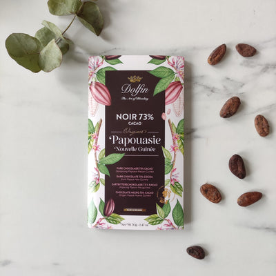 tablette de chocolat noir dolfin, originaire de Papouasie Nouvelle Guinée avec 73% de cacao. Une tablette de chocolat savoureuse, qui saura vous satisfaire durant un moment de détente, ou fera un merveilleux cadeaux pour vos amis et votre famille