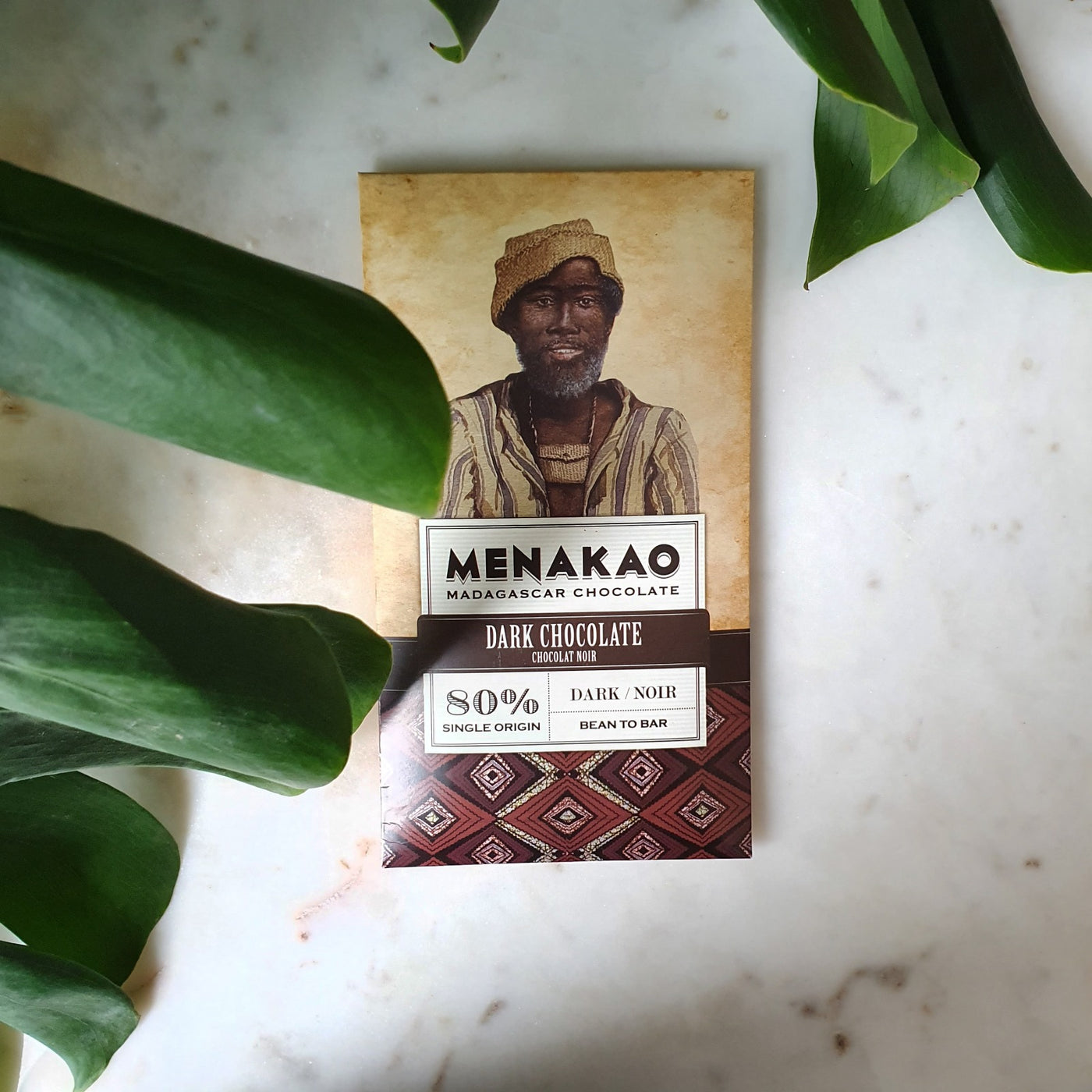 tablette de chocolat noir de la marque menakao, au goût intense de cacao. Un chocolat noir d'exception qui serait parfait pour l'initiation à la dégustation