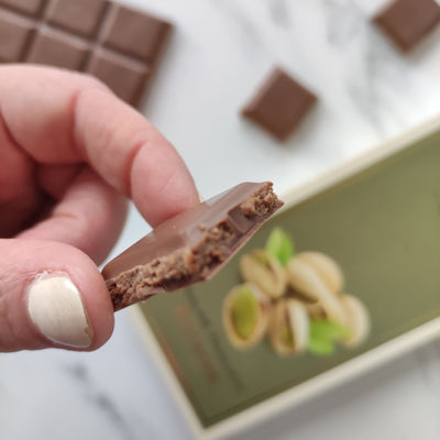 Praliné feuilleté pistache Chocolat artisanal Comptoir du Cacao Tablette de chocolat Haute qualité Gourmandise Pistache croquante Chocolat sans huile de palme Chocolat pur beurre de cacao Chocolat français Cadeau gourmand Savoir-faire chocolatier Luxe chocolaté Plaisir gustatif Expérience gastronomique