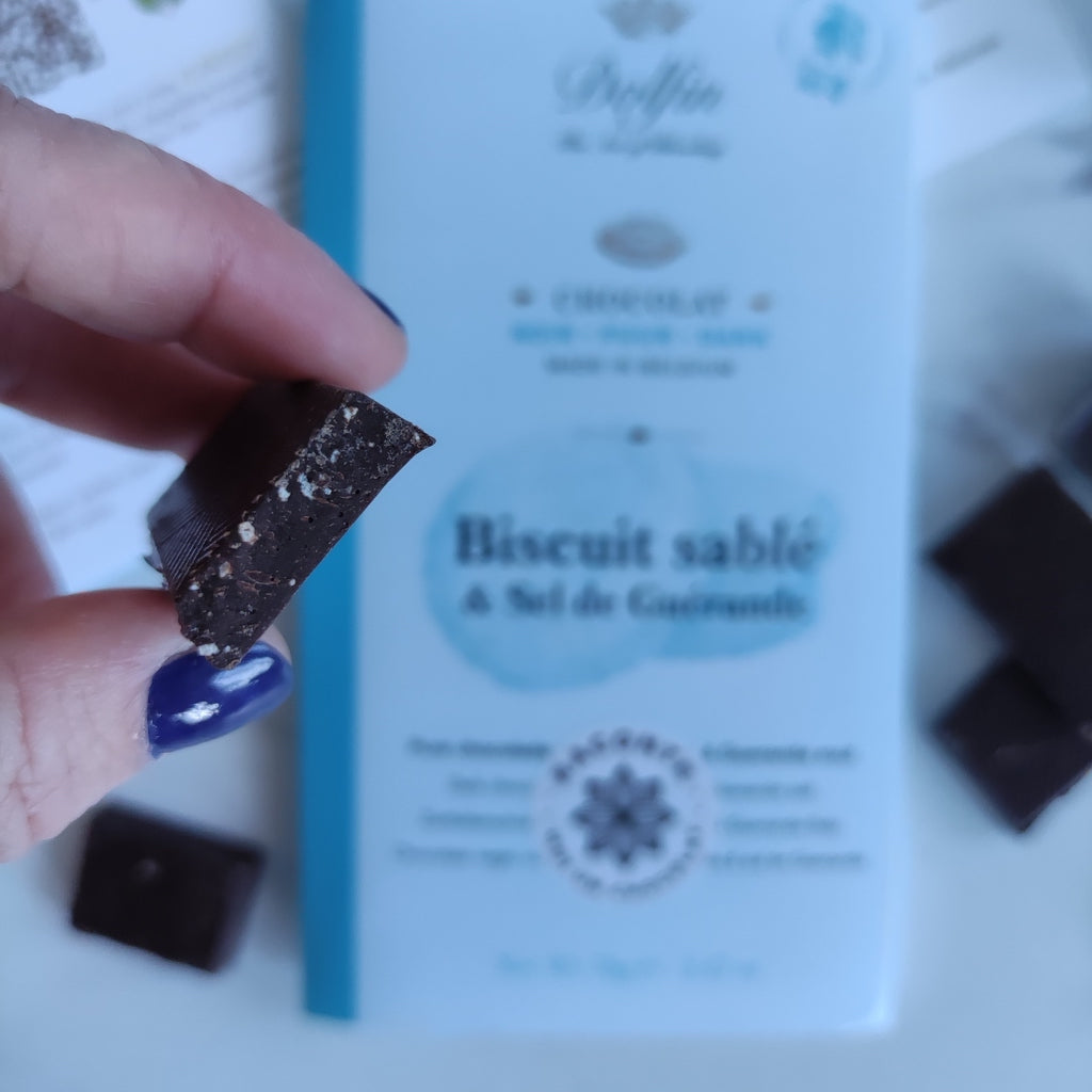 Chocolat noir Dolfin au brisures de biscuit sablé et sel de Guérande tablette de chocolat noir  Sel de Guérande  Sablé  Chocolats originaux  chocolats noirs  CHOCOLATS NOIR  chocolat sel  chocolat noir belge  chocolat noir  chocolat livraison  chocolat dolfin  Chocolat belge  chocolat artisanal  chocolat  Brisure de biscuit  biscuit  artisan chocolatier
