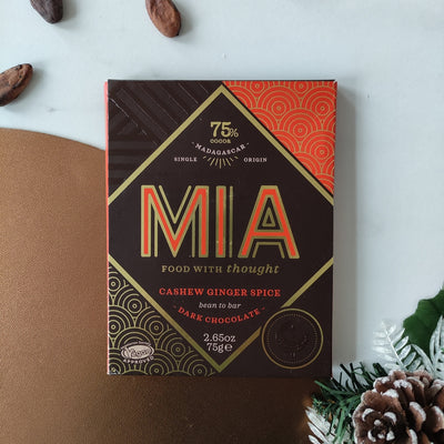 MIA chocolat noir 75% de cacao au gingembre et noix de cajou Bean-to-Bar vegan  tablette de chocolat noir  Saint-Valentin  plaque de chocolat noir  Noël  noix de cajou  MIA  gingembre  fête des mères  chocolats noirs  CHOCOLATS NOIR  chocolat équitable  Chocolat vegan  Chocolat originaux  chocolat noir aromatisé  chocolat noir  chocolat livraison  chocolat gingembre  Chocolat de Madagascar  chocolat d'origine Madagascar