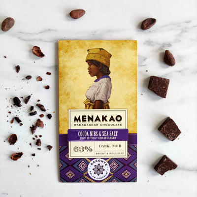 Chocolat Bean-to-Bar Menakao- 63% de cacao aux éclats de fèves et à la fleur de sel Menakao  fête des pères  fête des mères  Fête des grands-mères  fleur de sel  chocolat équitable  chocolat noir  chocolat livraison  Chocolat de Madagascar  chocolat d'origine Madagascar  chocolat d'origine  chocolat bean-to-bar  chocolat 63%  boost  Bean-to-Bar