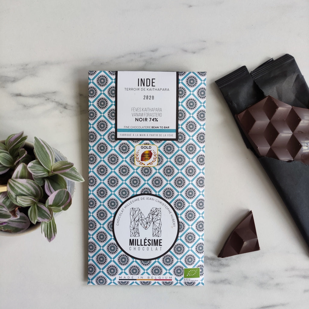 Chocolat Bean-to-Bar bio Millesime noir d'Inde médaillé or vegan  tablette de chocolat noir  tablette de chocolat  Tablette chocolat  Millésimé  meilleurs chocolats du monde  meilleurs chocolats  meilleure tablette de chocolat du monde  meilleur marque chocolat du monde  meilleur chocolat du monde pays  meilleur chocolat  Inde  idées cadeaux  Fête des grands-mères  Développement durable  circuit court  Chocolats originaux  chocolats noirs  CHOCOLATS NOIR  chocolats d'exception