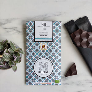 Chocolat Bean-to-Bar bio Millesime noir d'Inde médaillé or vegan  tablette de chocolat noir  tablette de chocolat  Tablette chocolat  Millésimé  meilleurs chocolats du monde  meilleurs chocolats  meilleure tablette de chocolat du monde  meilleur marque chocolat du monde  meilleur chocolat du monde pays  meilleur chocolat  Inde  idées cadeaux  Fête des grands-mères  Développement durable  circuit court  Chocolats originaux  chocolats noirs  CHOCOLATS NOIR  chocolats d'exception