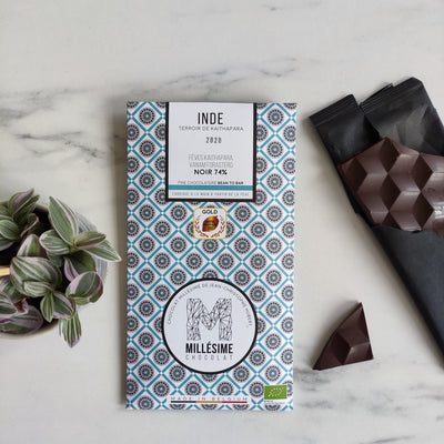 Chocolat Bean-to-Bar bio Millesime noir d'Inde médaillé or vegan  tablette de chocolat noir  tablette de chocolat  Tablette chocolat  Millésimé  meilleurs chocolats du monde  meilleurs chocolats  meilleure tablette de chocolat du monde  meilleur marque chocolat du monde  meilleur chocolat du monde pays  meilleur chocolat  Inde  idées cadeaux  Fête des grands-mères  Développement durable  circuit court  Chocolats originaux  chocolats noirs  CHOCOLATS NOIR  chocolats d'exception