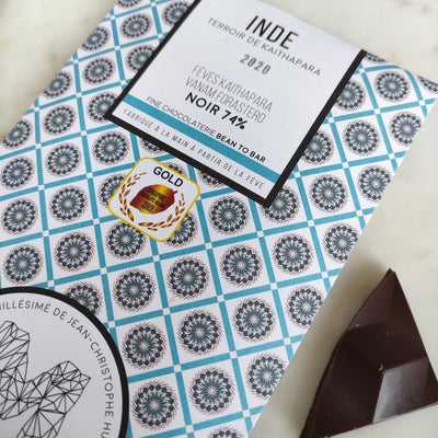Chocolat Bean-to-Bar bio Millesime noir d'Inde médaillé or vegan  tablette de chocolat noir  tablette de chocolat  Tablette chocolat  Millésimé  meilleurs chocolats du monde  meilleurs chocolats  meilleure tablette de chocolat du monde  meilleur marque chocolat du monde  meilleur chocolat du monde pays  meilleur chocolat  Inde  idées cadeaux  Fête des grands-mères  Développement durable  circuit court  Chocolats originaux  chocolats noirs  CHOCOLATS NOIR  chocolats d'exception