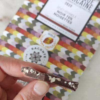 Millésime noisettes 75% de cacao de République dominicaine Millésime 55% de cacao chocolat au lait au caramel beurre salé Chocolat bean-to-bar dark milk crème brulée bio Millesime Bean-to-bar artisanat chocolat bean-to-bar chocolat artisanal chocolat primé chocolat médaillé Chocolat Belge 