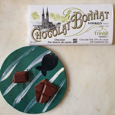 Chocolat Bonnat Trinité 75% de cacao, chocolat noir, bean to bar, tablette chocolat, livraison chocolat, plaque de chocolat, chocolat artisanal Bonna, chocolat artisanal, chocolat noir, chocolat bean to bar, chocolat d'origine, livraison chocolat, tablette chocolat, boite de chocolat Bonnat chocolat noir de cacao Made in France grand cru chocolat Bean-to-Bar Chocolat Bonnat Pur beurre de cacao Voiron