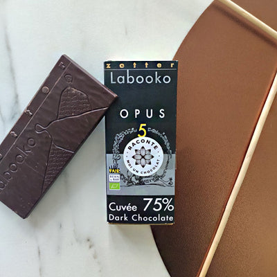 Chocolat noir BIO cuvée 5 origines 75% de cacao Labooko végan  tablette de chocolat noir  Tablette chocolat  Chocolats originaux  chocolats noirs  CHOCOLATS NOIR  chocolatier  chocolat équitable  Chocolat vegan  chocolat noir  chocolat livraison  chocolat d'origine  chocolat d'exception  Chocolat bio  chocolat artisanal  chocolat  box chocolat  Bean-to-Bar  artisan chocolatier  75%